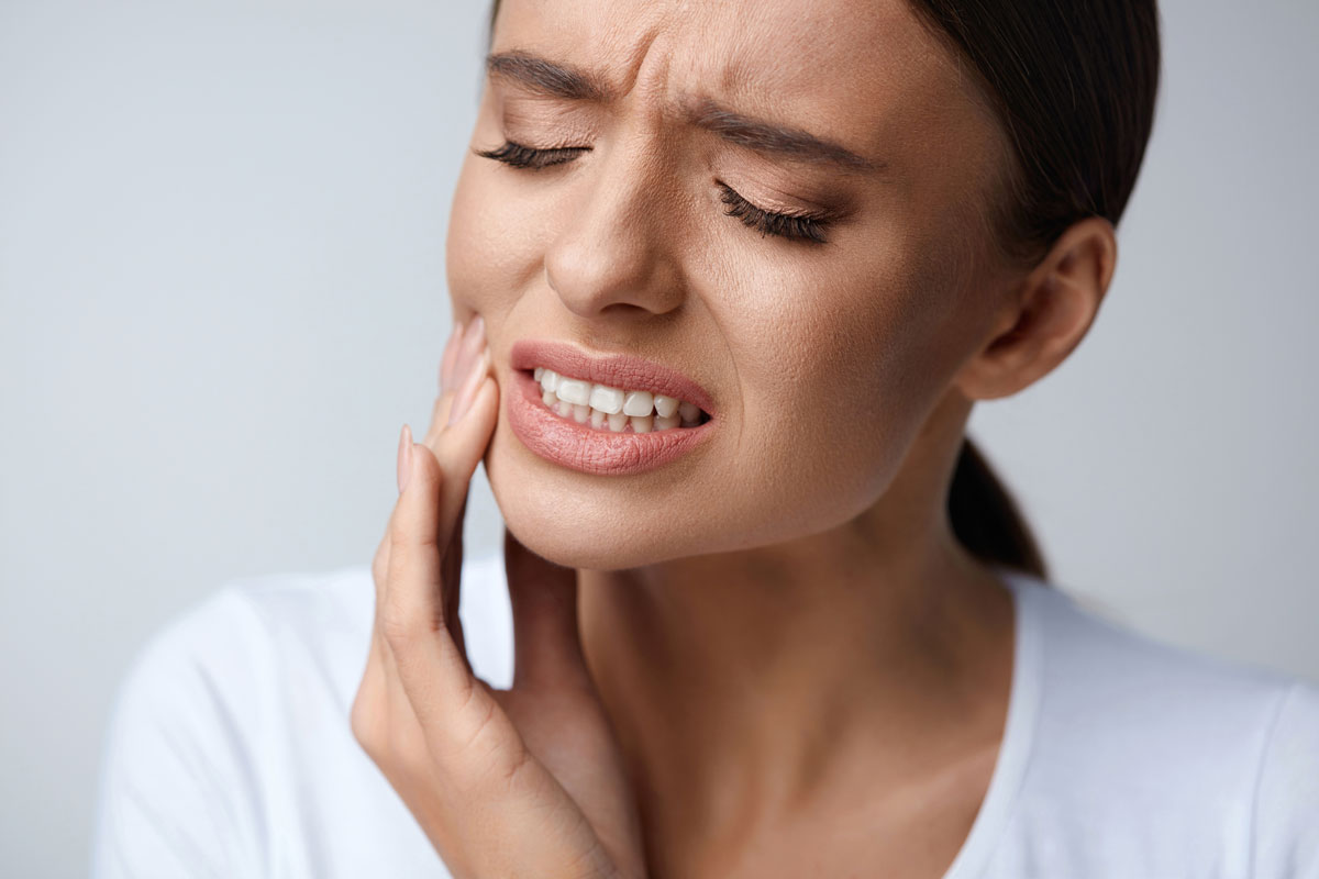 Ragazza con dolore ai denti