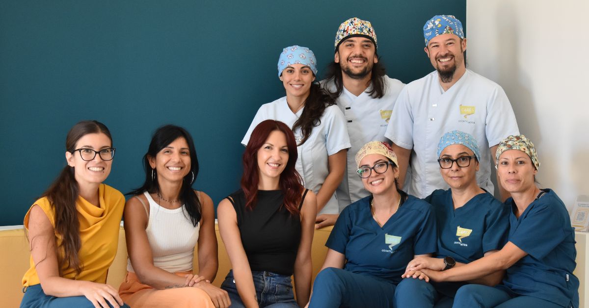 Dentista Decimomannu: lo staff di Cares Odontoiatria Uta con dentisti e assistenti sorridenti, professionali e pronti ad accogliere i pazienti.