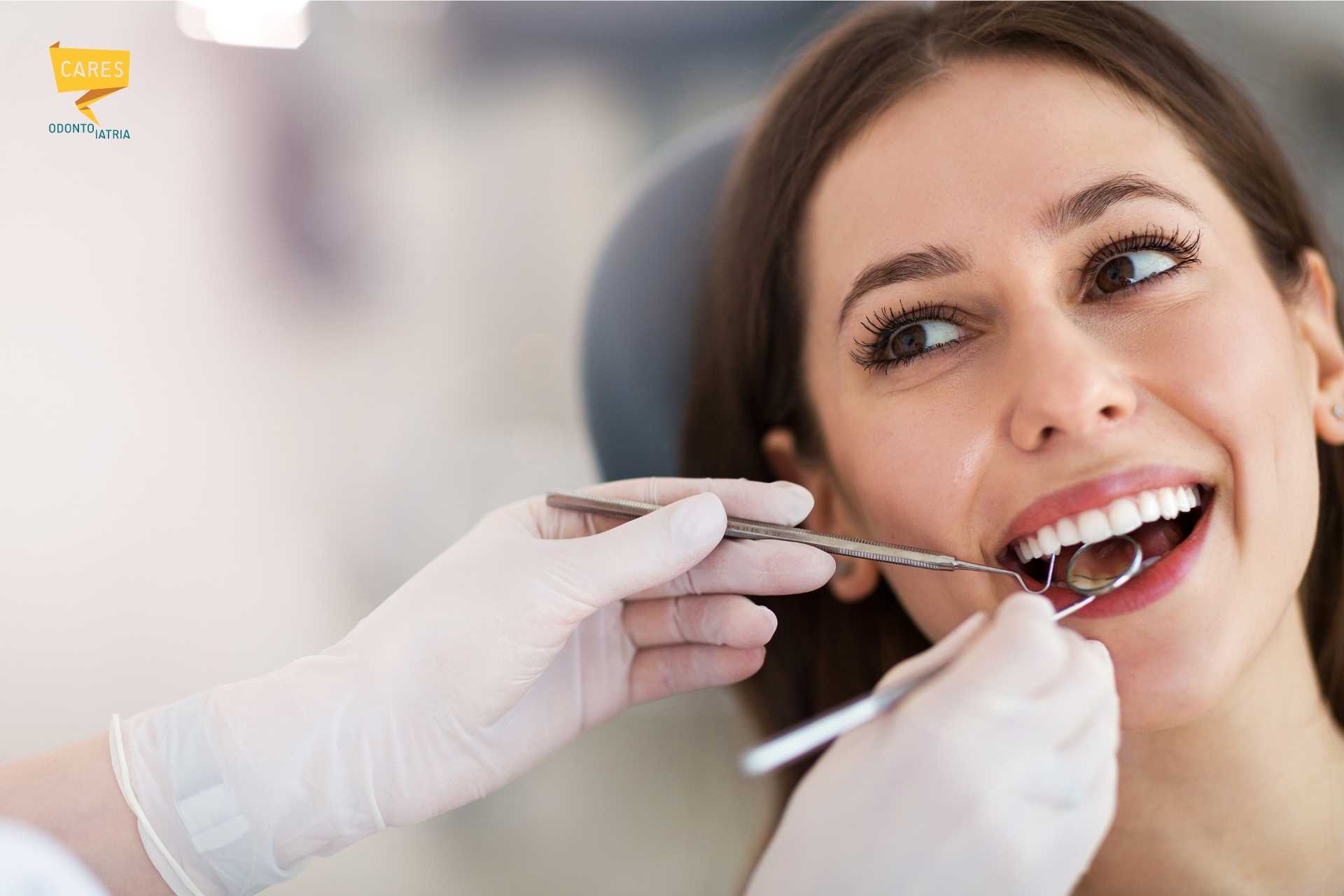 Donna sorridente durante una visita dal dentista estetico a Cagliari