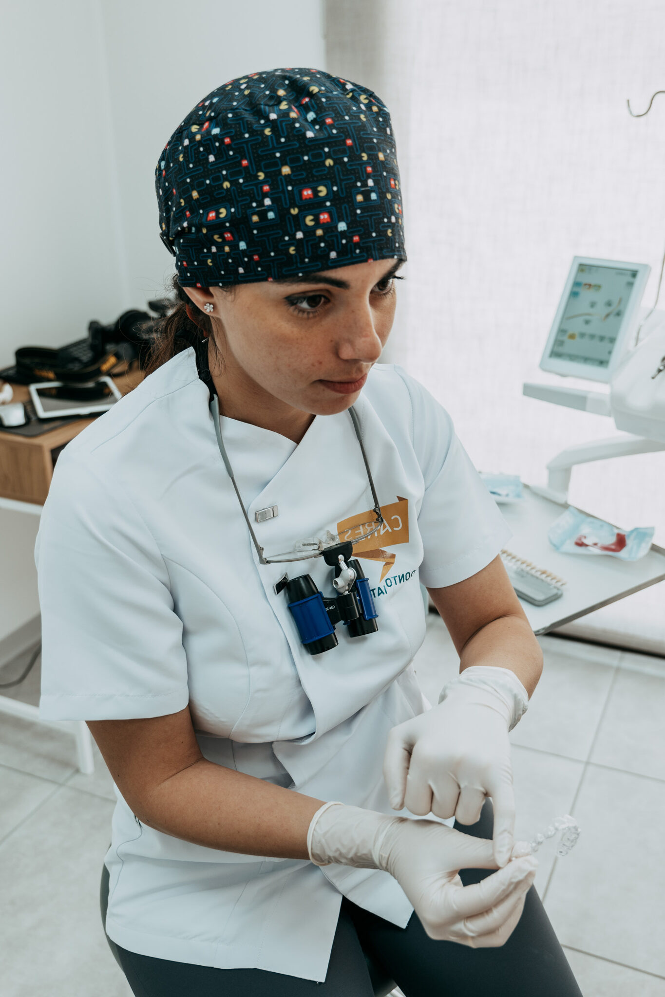 Dentista a Uta vicino a Villaspeciosa che mostra un allineatore trasparente ai pazienti