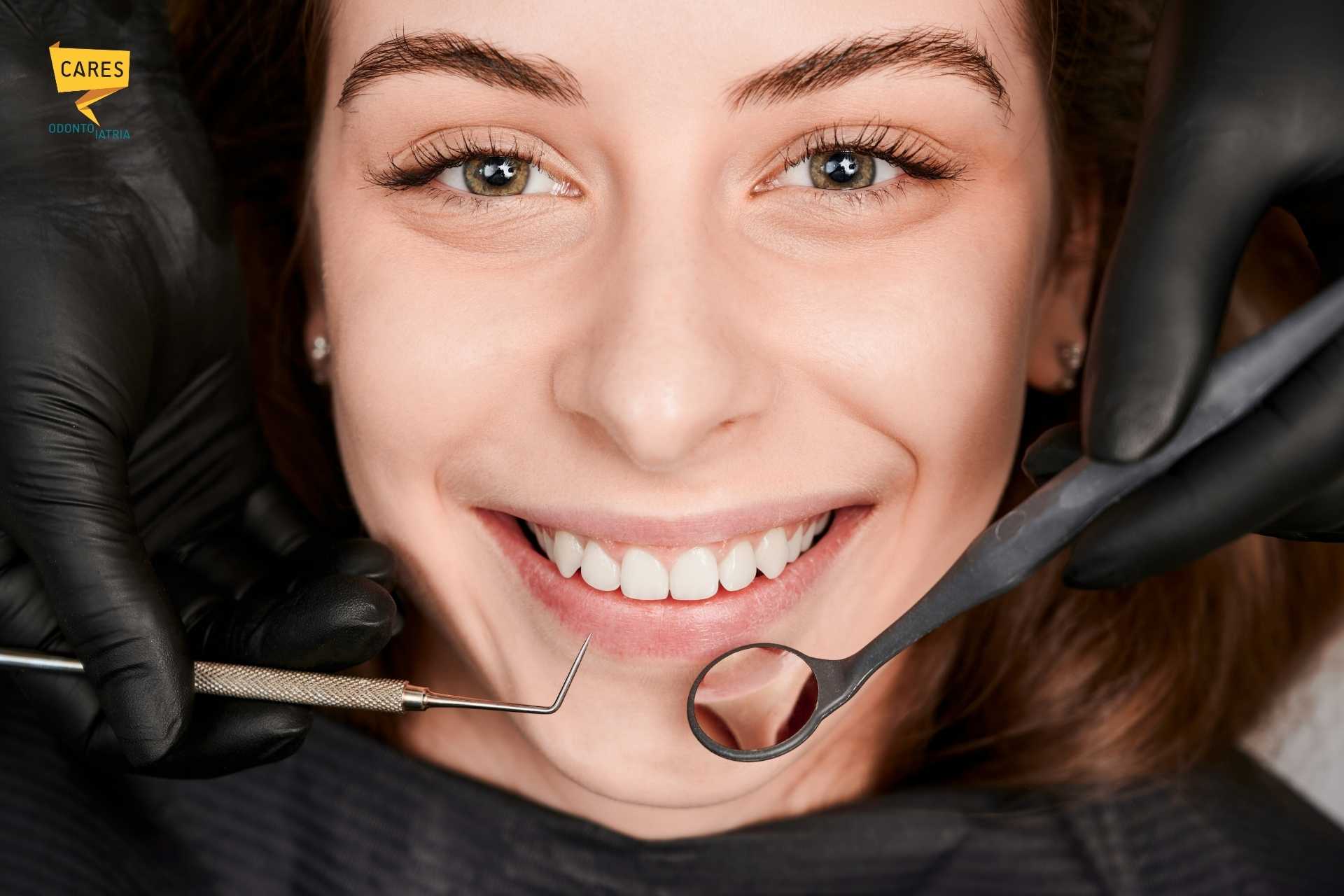 Paziente sorridente durante visita odontoiatrica per trattamento parodontite presso Cares Odontoiatria Uta, vicino a Villaspeciosa.