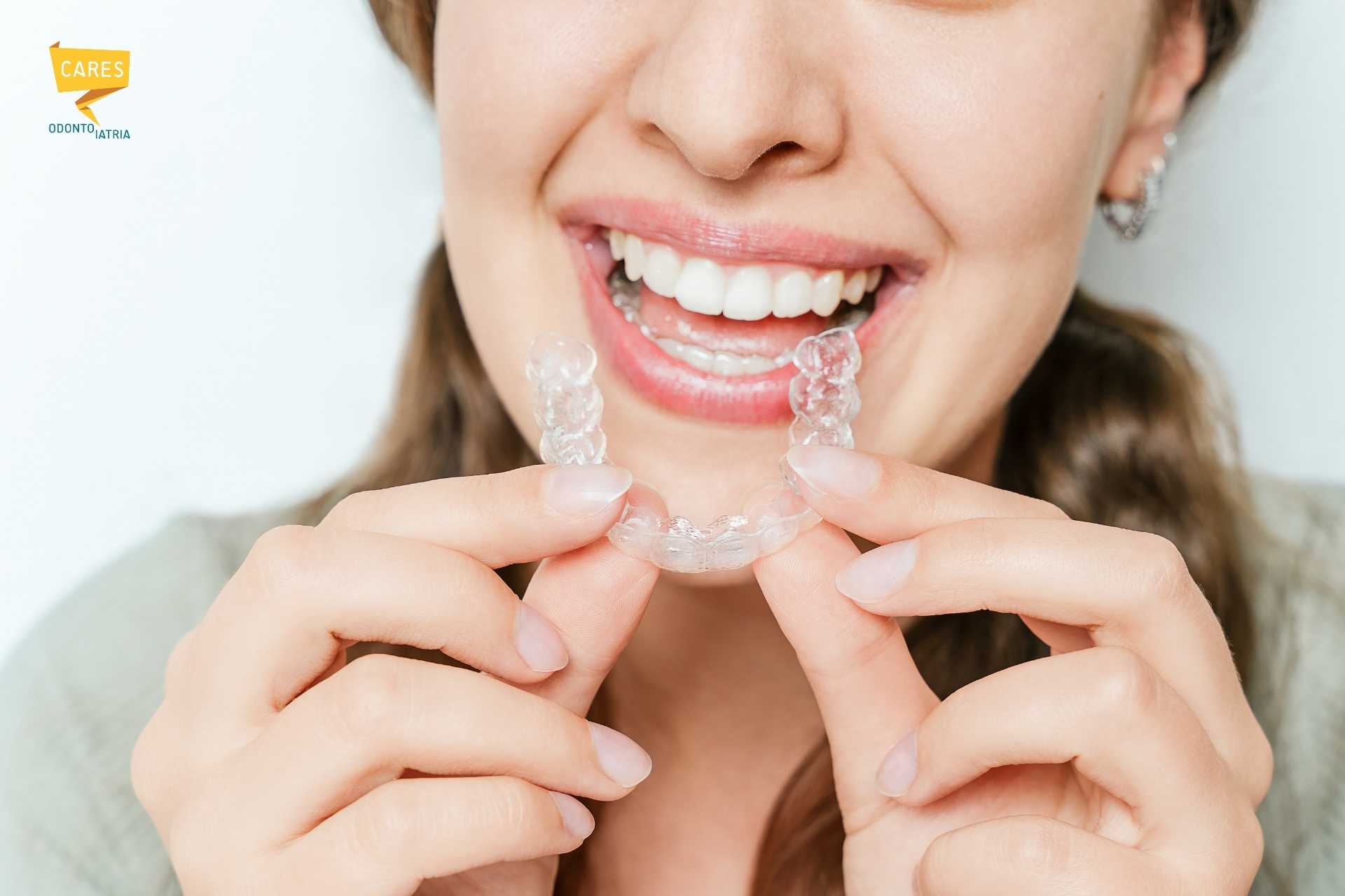 Paziente che indossa allineatore trasparente per ortodonzia moderna presso Cares Odontoiatria Uta, vicino a Villaspeciosa.