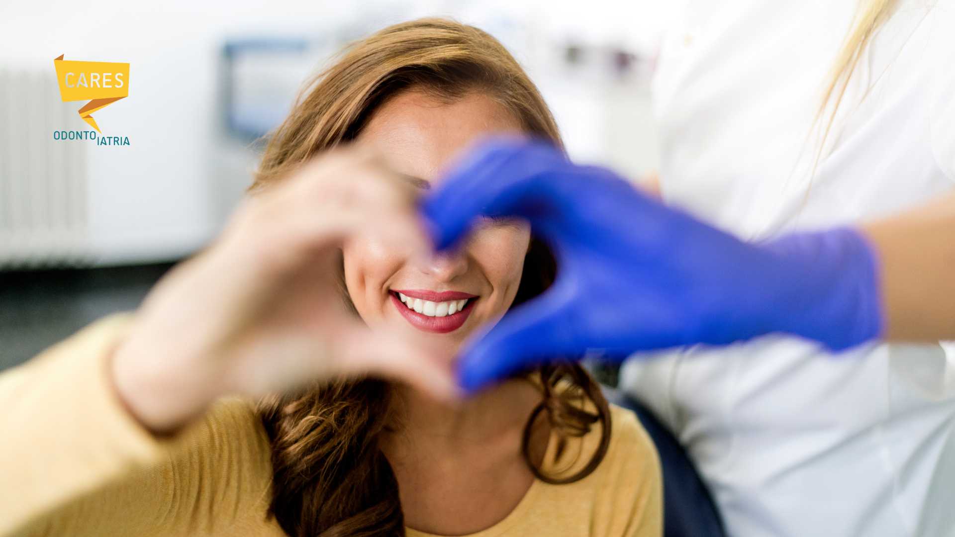 Donna che sorride serena dal dentista dopo un impianto dentale indolore con CARES Odontoiatria.