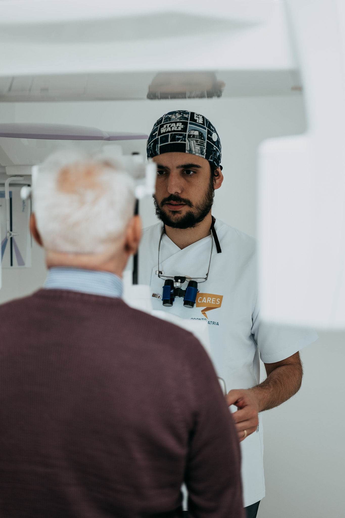 Dentista Cares Odontoiatria Uta effettua una radiografia digitale a un paziente di Villasor