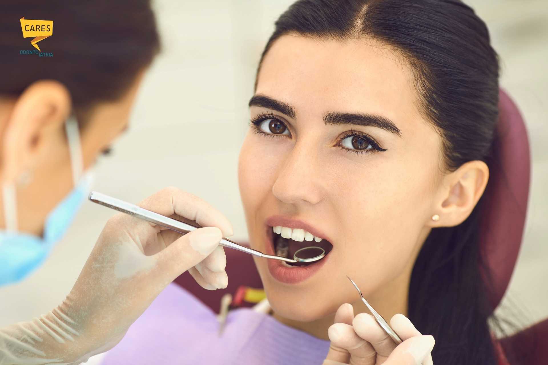 Paziente durante un controllo odontoiatrico presso Cares Odontoiatria Uta, dentista Siliqua specializzato in chirurgia orale e cure conservative