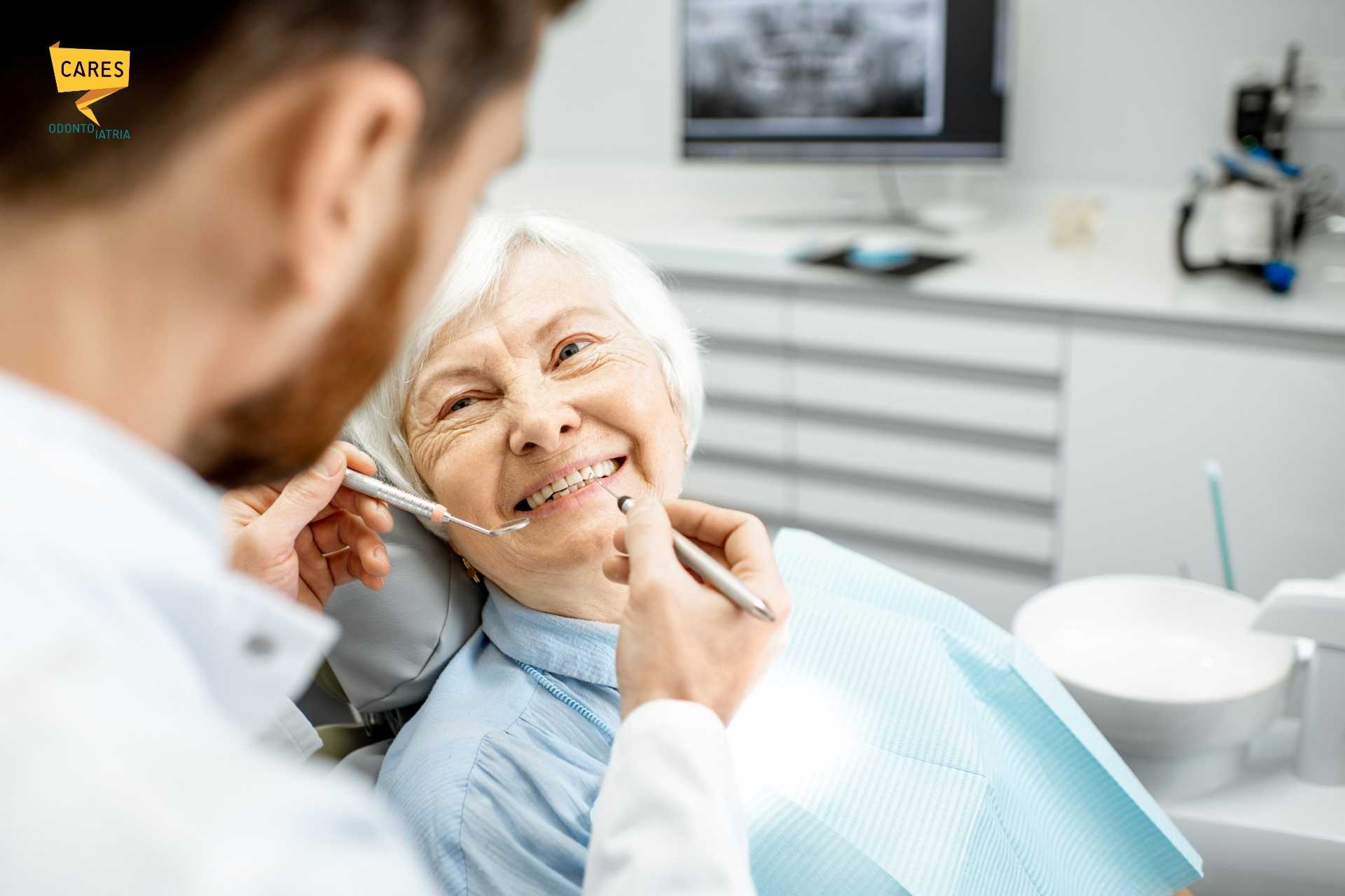 Paziente anziana sorridente durante una visita di implantologia presso Cares Odontoiatria Uta, dentista Siliqua specializzato in impianti dentali