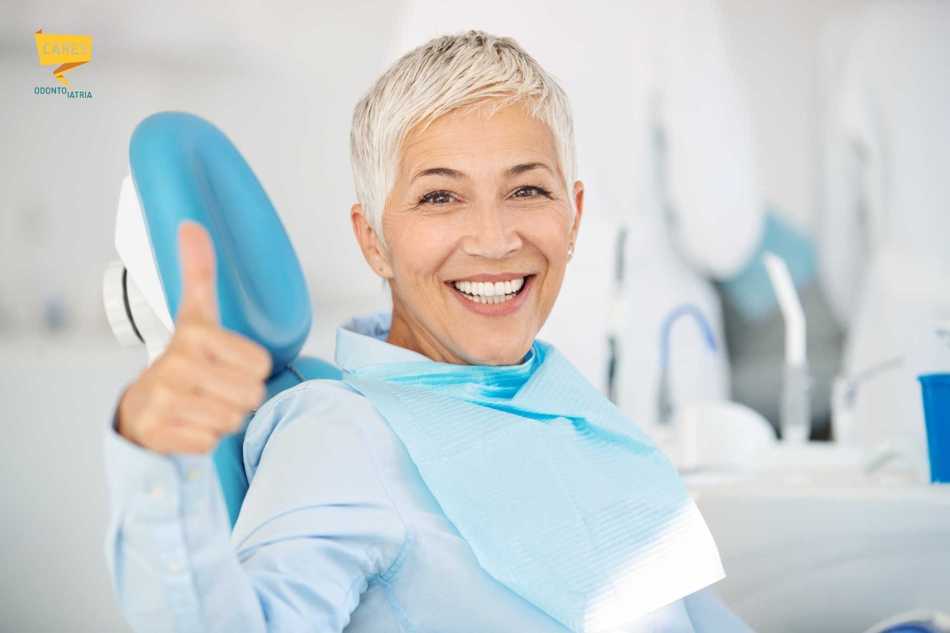 Paziente sorridente dopo trattamento parodontale presso Cares Odontoiatria Uta, dentista Siliqua specializzato in cura gengivale e salute orale