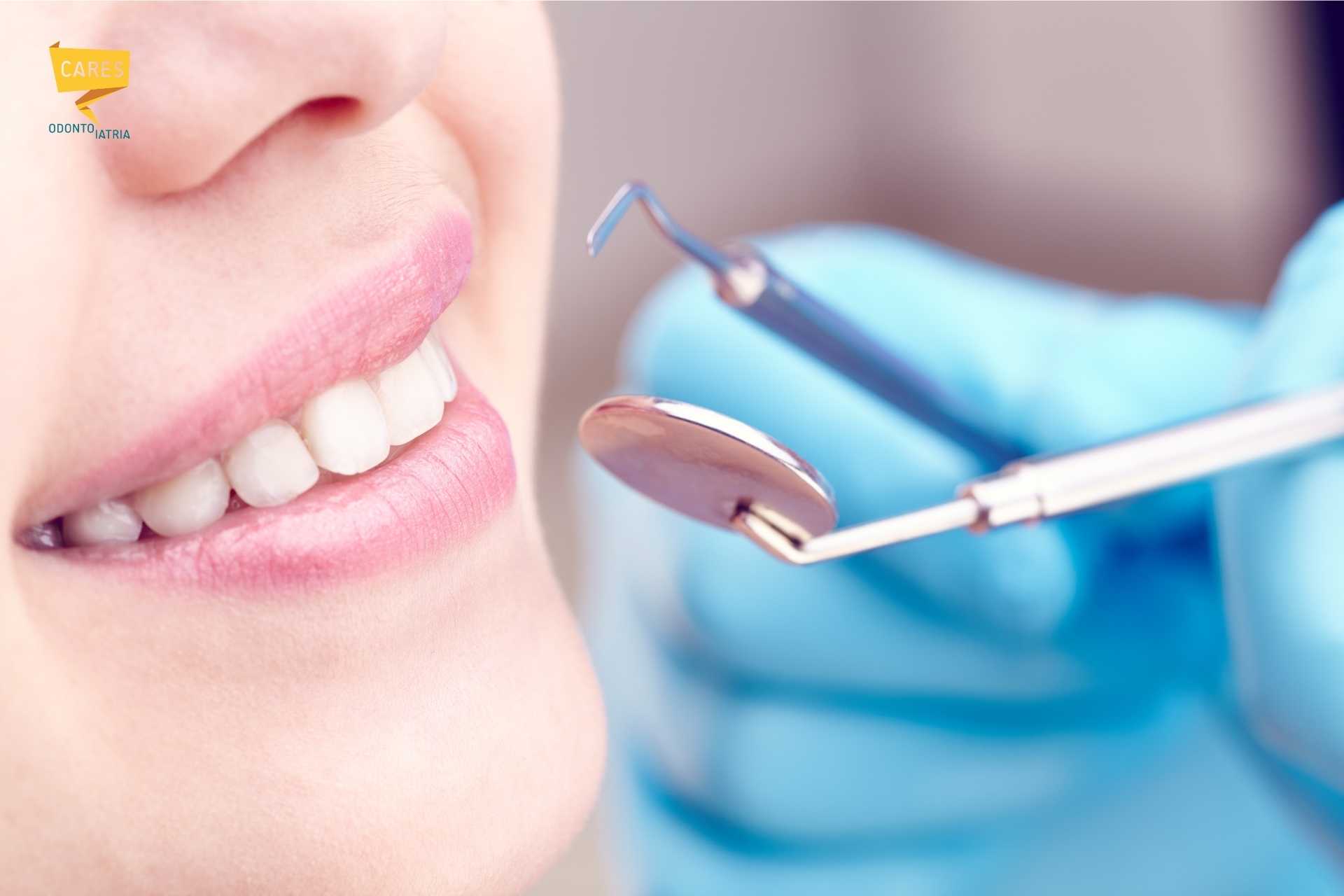 Seduta di igiene dentale professionale CARES a Uta: igienista rimuove tartaro e placca per mantenere denti bianchi e sani.