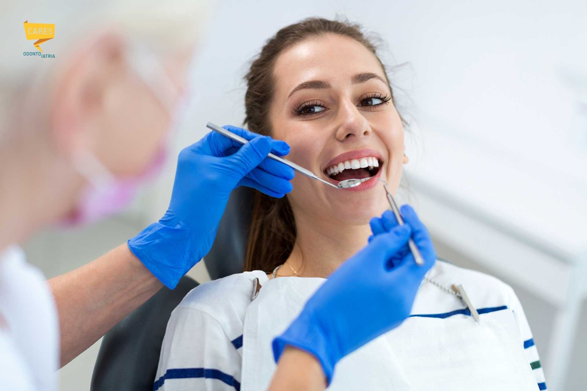 Paziente sorridente durante una seduta di cura della parodontite presso Cares Odontoiatria Uta, vicino a Villasor