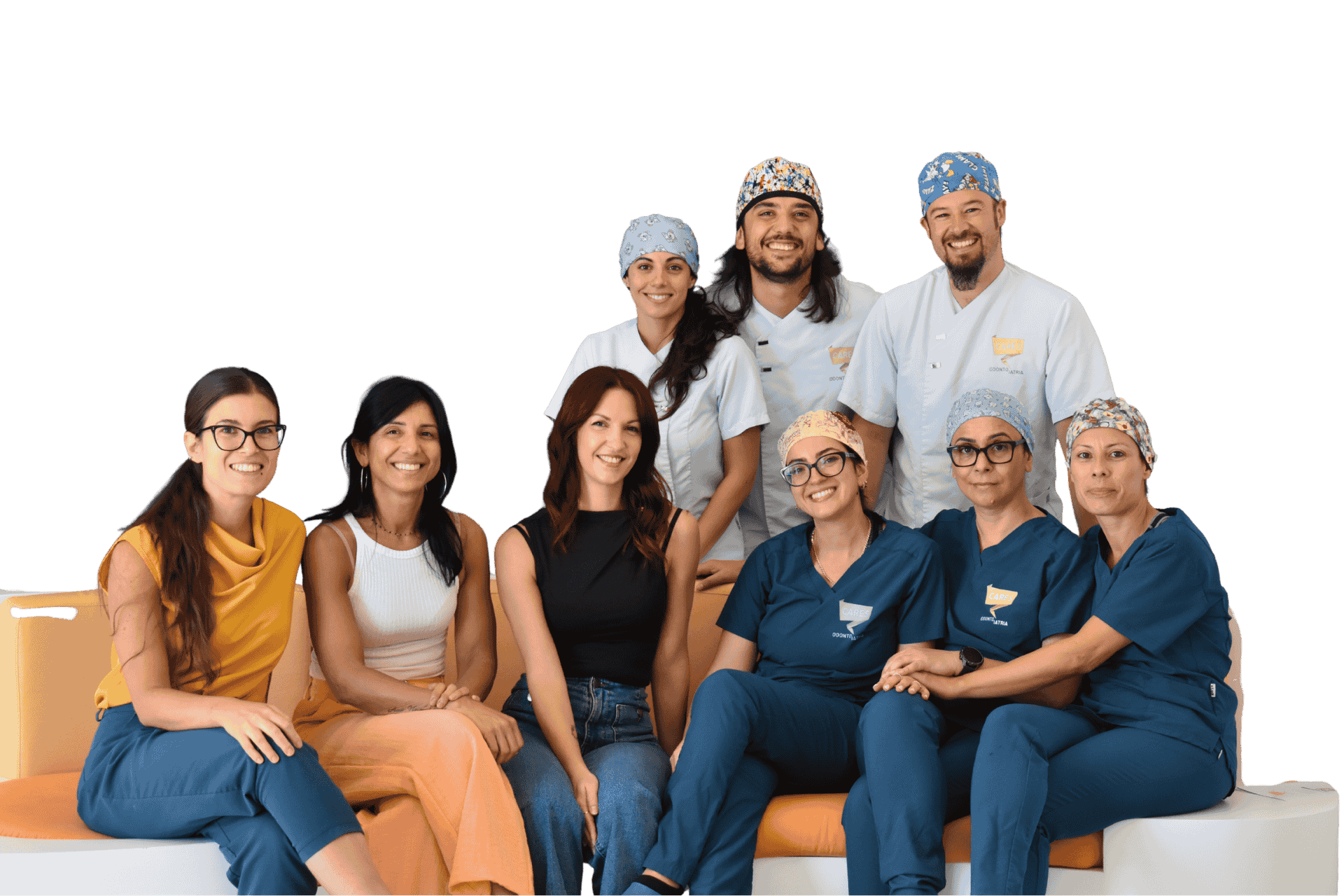 Staff di Cares Odontoiatria Uta: dentisti e assistenti sorridenti che accolgono i pazienti di Siliqua con professionalità e cura.