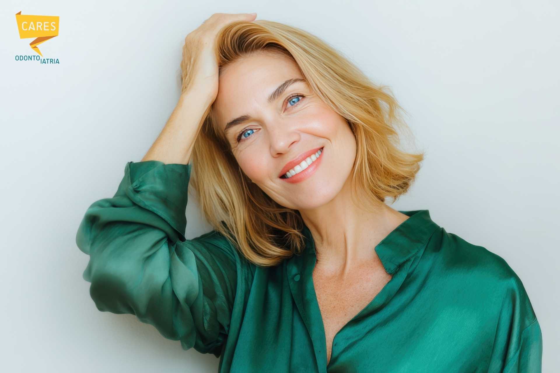 Sorridere senza paura: la serenità dopo aver superato la paura del dentista Donna sorridente dopo aver superato la paura del dentista grazie a sedazione cosciente e anestesia indolore presso CARES Odontoiatria