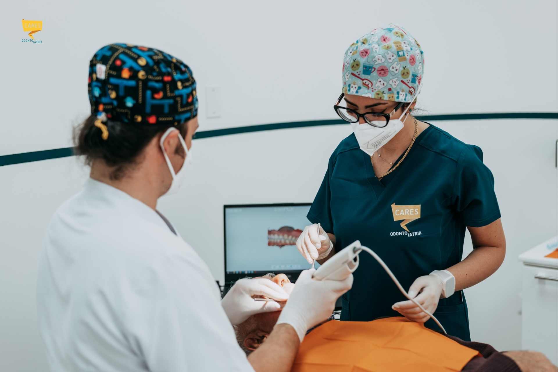 Dentista a Cagliari durante una riabilitazione completa della bocca con approccio digitale e garanzia illimitata CARES Odontoiatria