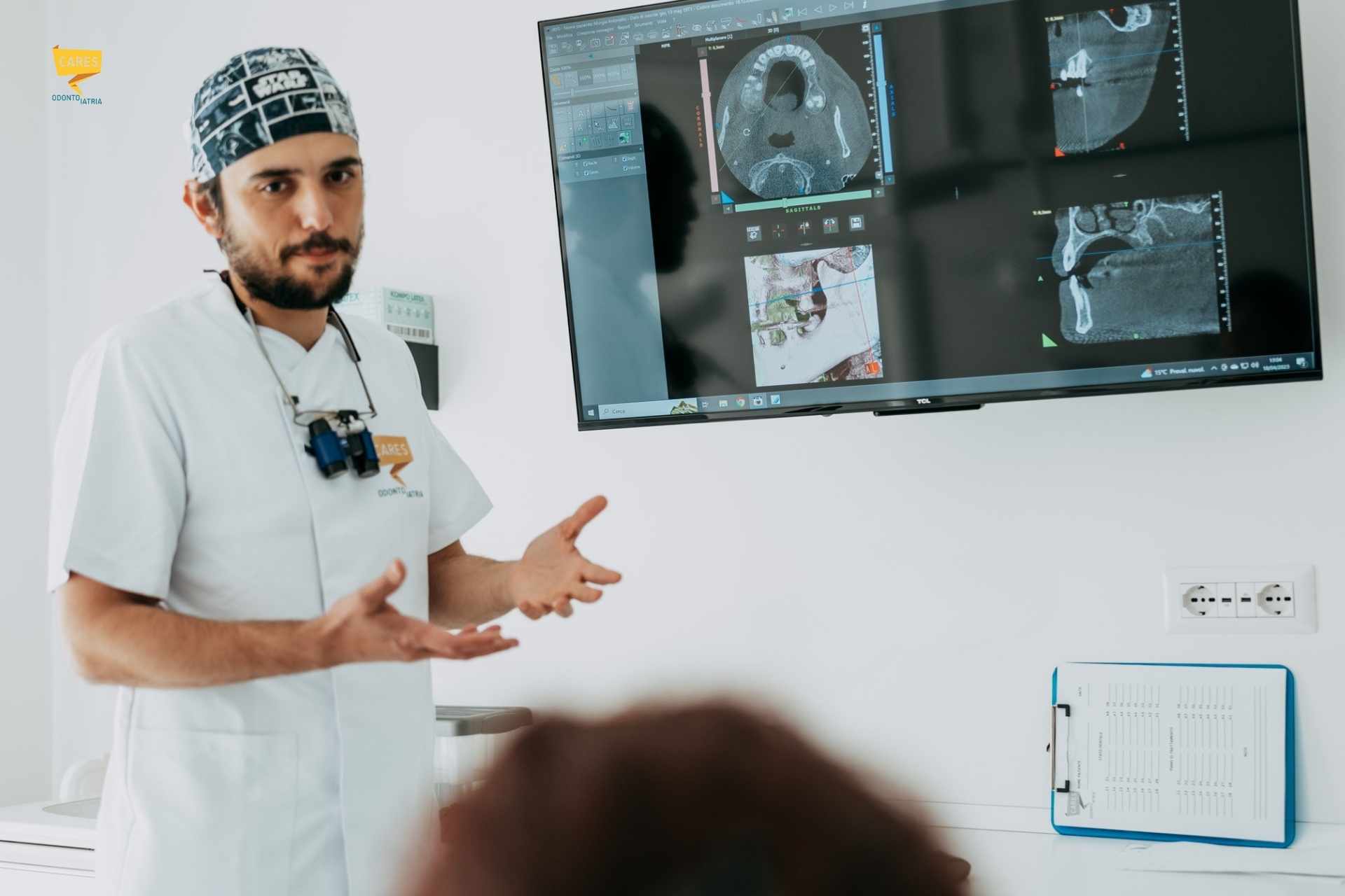 Dentista Cagliari durante la pianificazione digitale di una riabilitazione completa della bocca con TAC 3D nello studio CARES