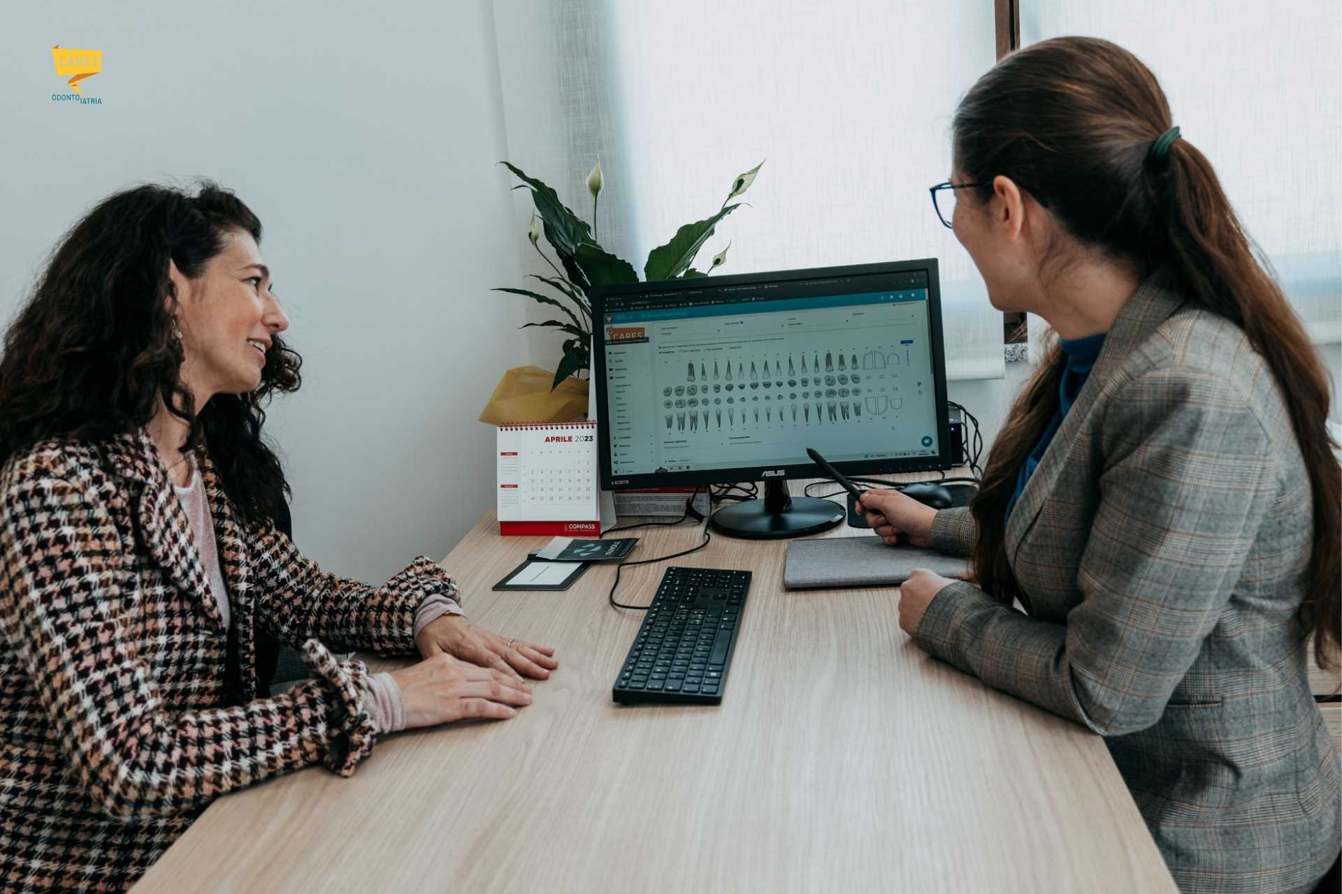 Dentista Cagliari durante la visita di valutazione e la pianificazione digitale di una riabilitazione completa della bocca CARES