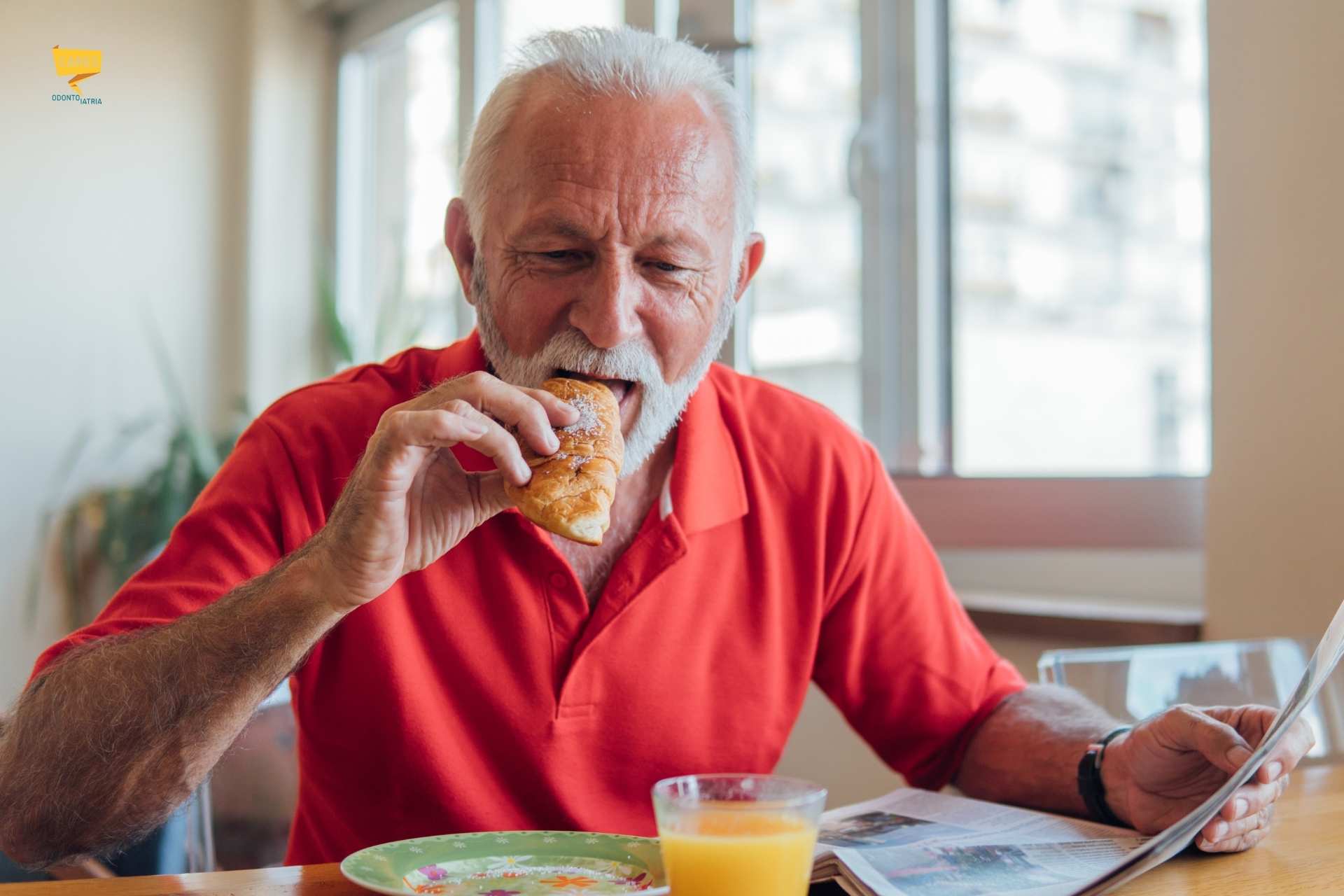 Paziente che mangia serenamente dopo una riabilitazione completa della bocca seguita da un dentista Cagliari CARES