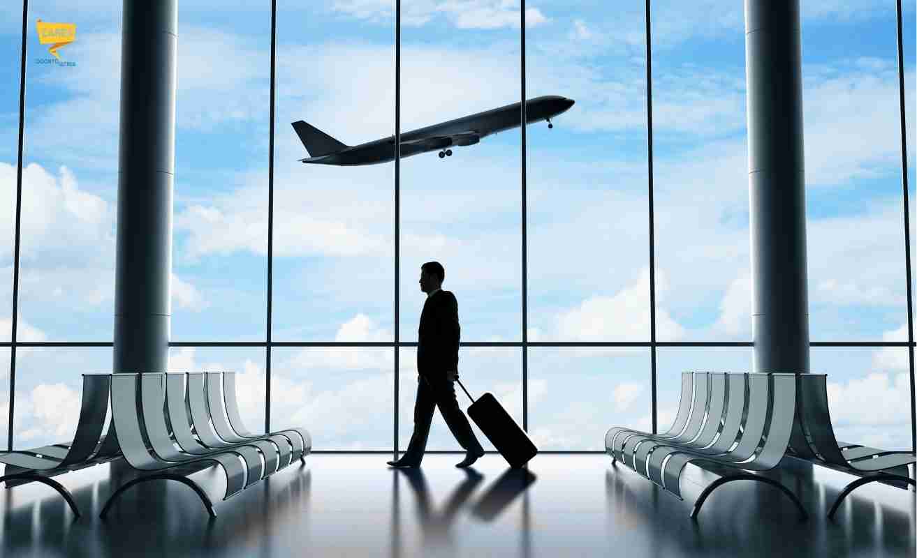 Turismo dentale: cosa valutare prima di partire Persona in aeroporto con trolley, immagine simbolica del turismo dentale e della scelta di cure con impianti dentali seguite nel tempo.