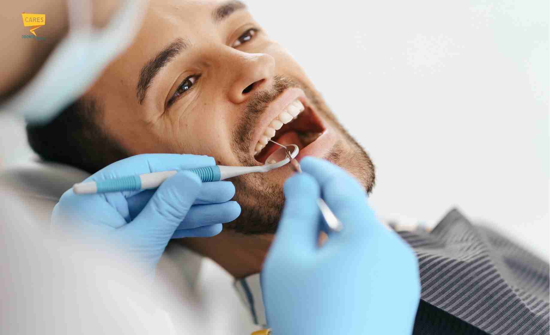 Devitalizzazione dente dal dentista Paziente durante una visita dal dentista per valutare una possibile devitalizzazione dente