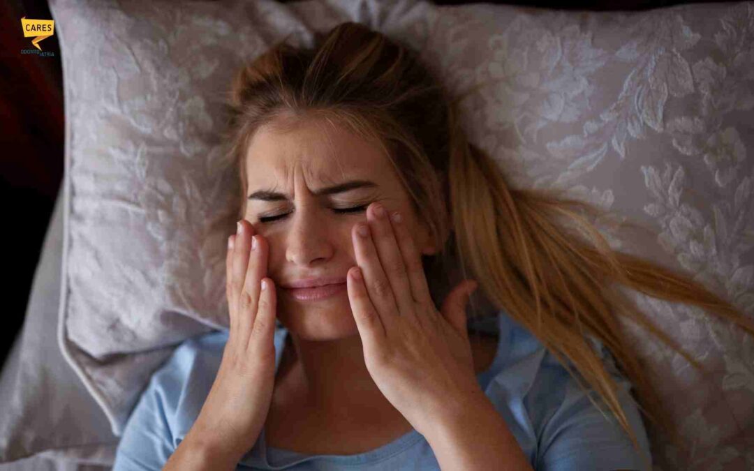 Digrignare i denti di notte: cause, sintomi e rimedi