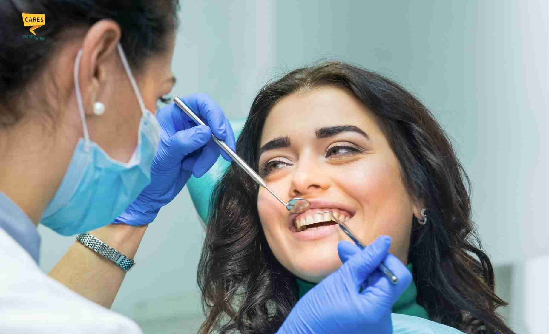Sedazione dal dentista per affrontare cure e impianti senza paura Paziente sorridente dal dentista durante una visita prima di cure con sedazione e anestesia locale