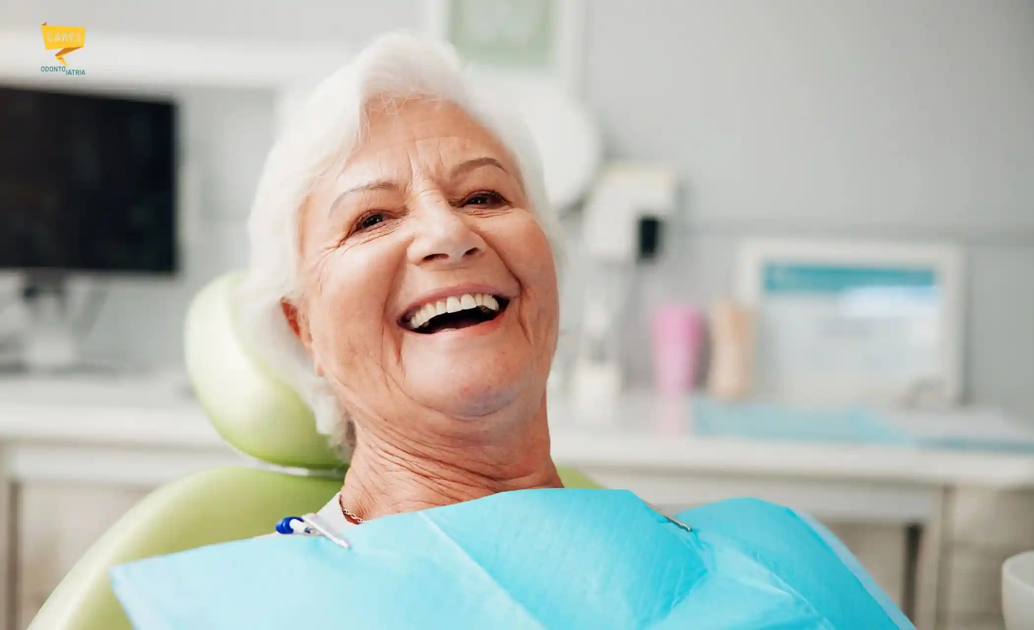 Impianti dentali Cagliari: ritrova il sorriso con CARES Odontoiatria Donna sorridente sulla poltrona odontoiatrica di CARES Odontoiatria, studio dentistico a Uta, vicino Cagliari.